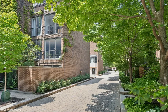 $1,100,000 | 1318 North Sutton Place, Chicago, IL 60610
