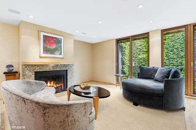 $1,100,000 | 1318 North Sutton Place, Chicago, IL 60610