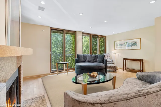 $1,100,000 | 1318 North Sutton Place, Chicago, IL 60610