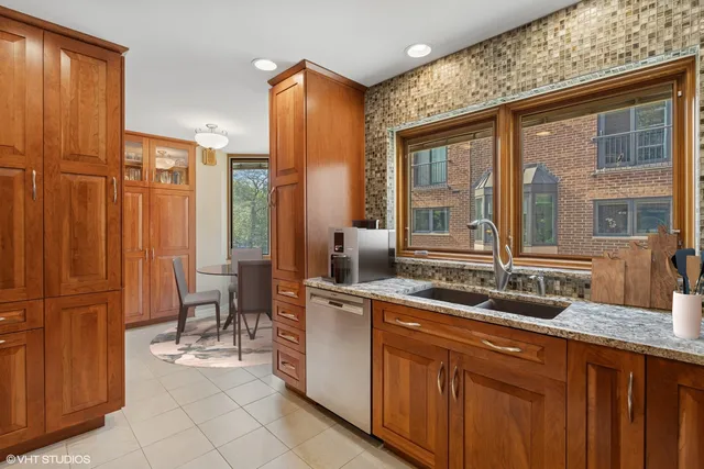$1,100,000 | 1318 North Sutton Place, Chicago, IL 60610
