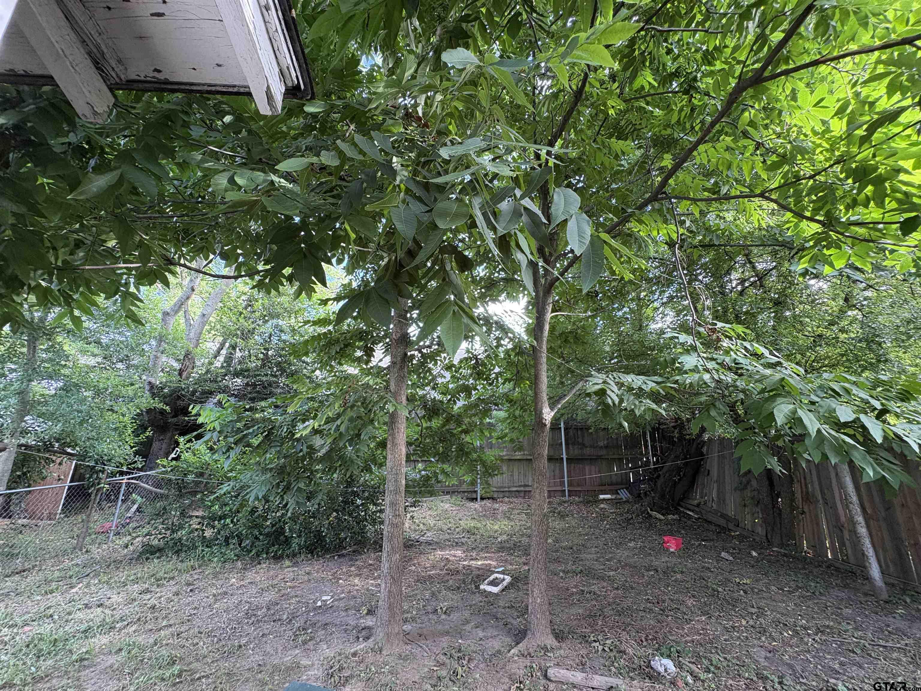 110 East 9th Street Mount Pleasant, TX 75455 - Photo 27 of 27 a backyard of a house with lots of green space