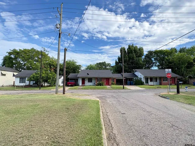 a view of a livingroom with furniture and windows