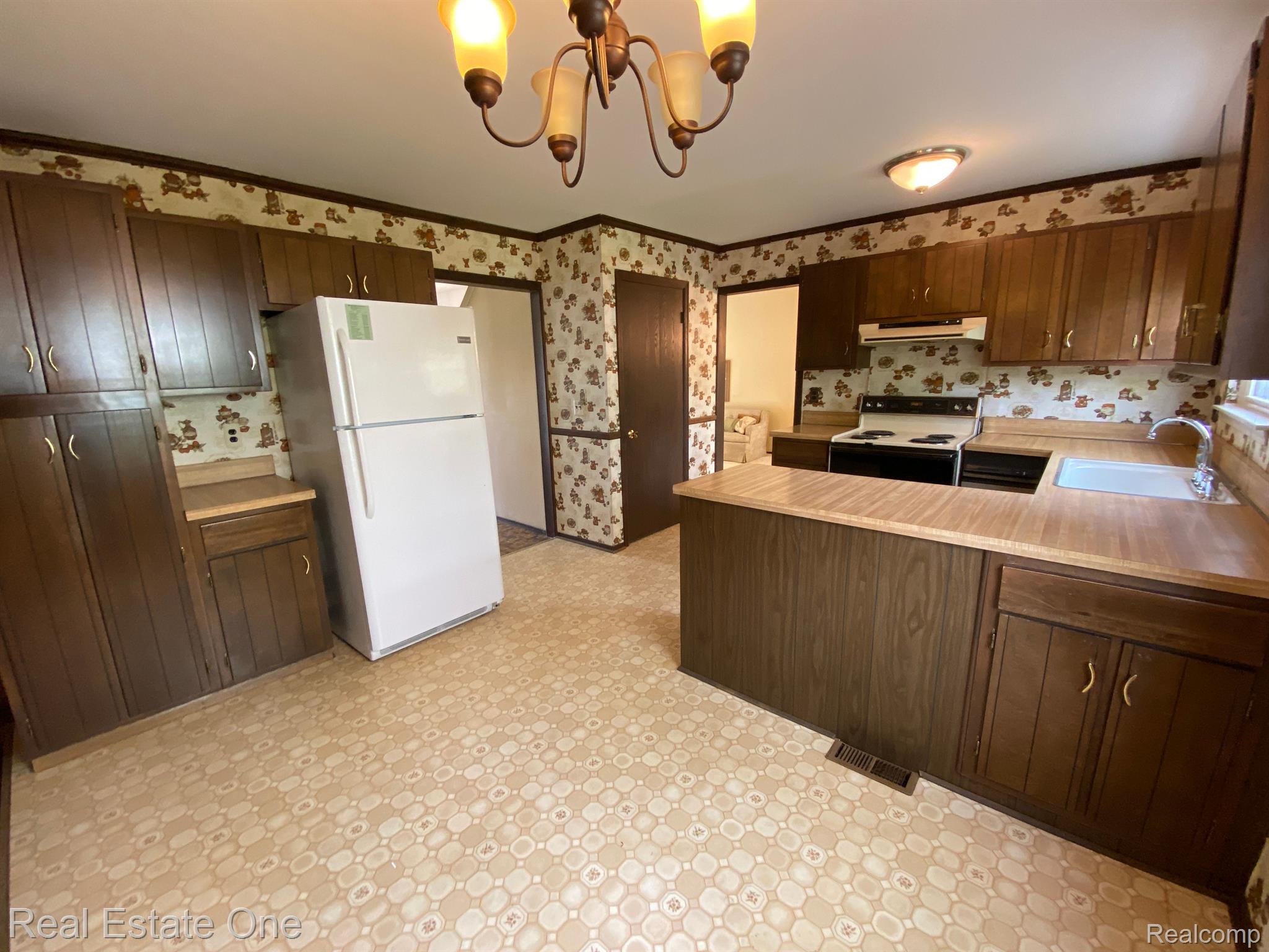 24301 Kings Pointe Novi, MI 48375 - Photo 6 of 31 Gallery Image 6
