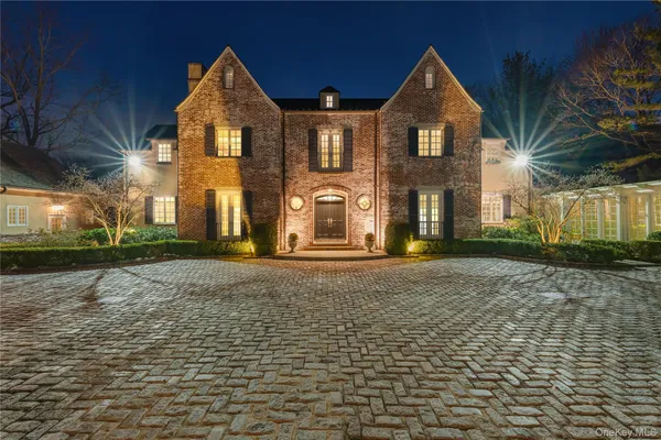 $5,699,000 | 8 Serenite Lane, Muttontown, NY 11791