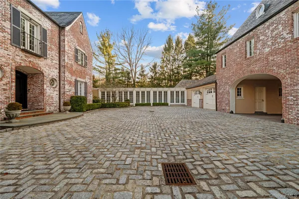 $5,699,000 | 8 Serenite Lane, Muttontown, NY 11791