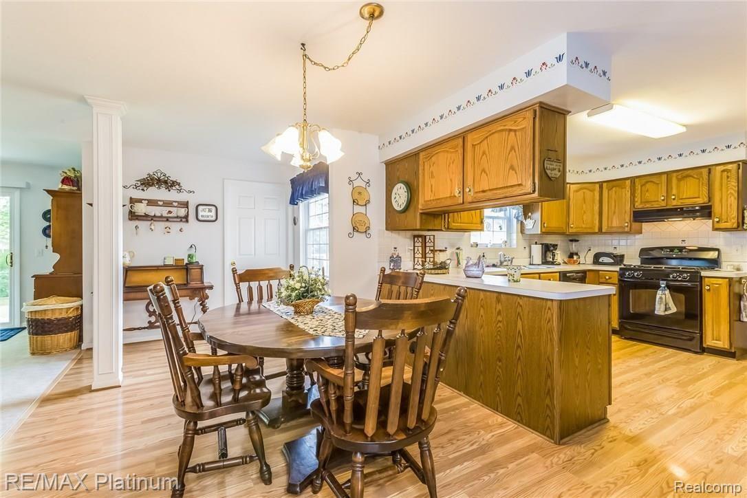 5210 Greenfield Road Brighton, MI 48114 - Photo 6 of 30 008-Breakfast_Nook-4687634-medium.jpg