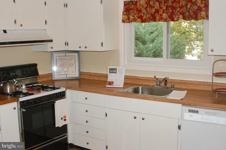 6305 Wayles Street Springfield, VA 22150 - Photo 7 of 14 Kitchen