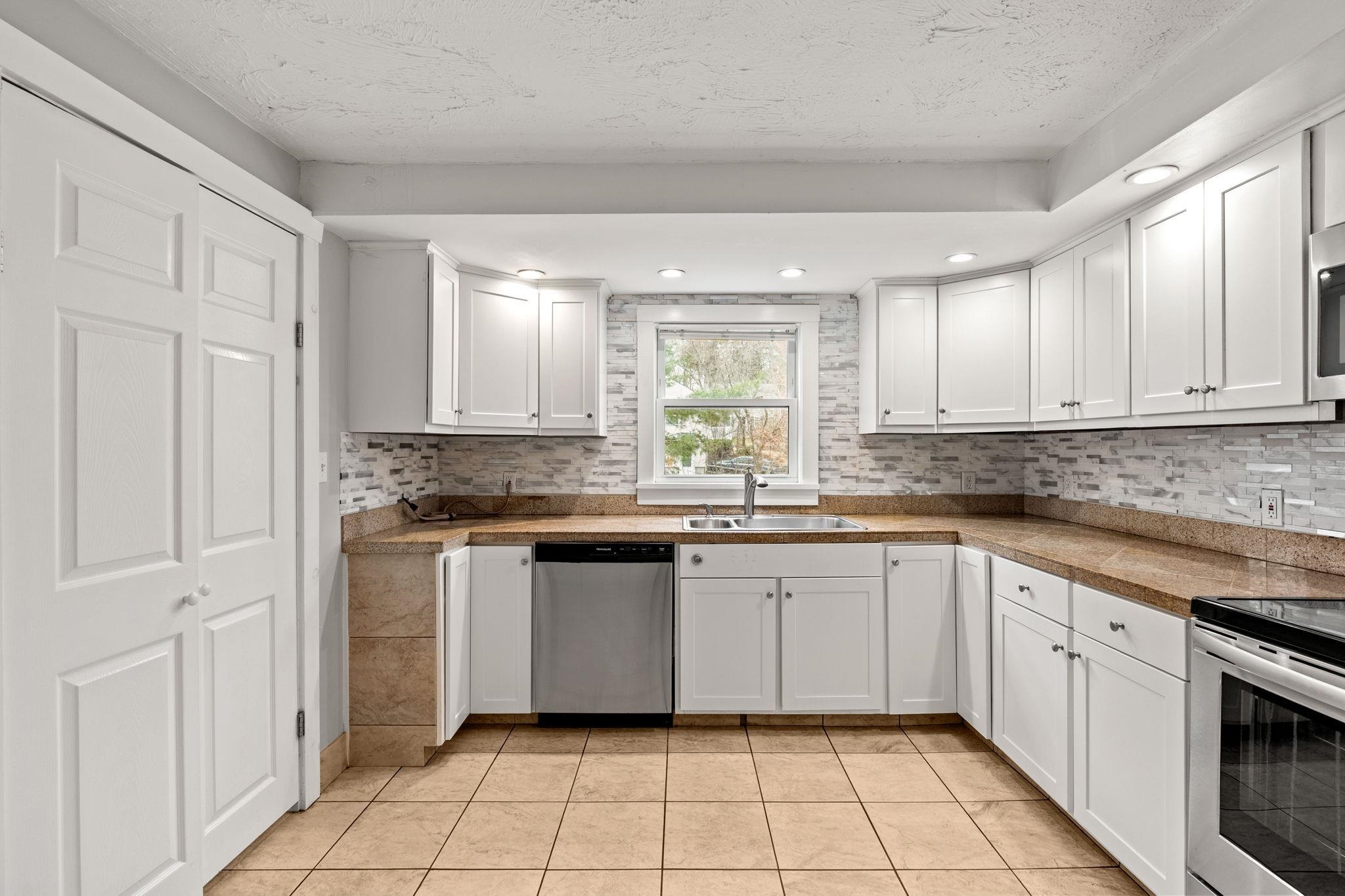 214 Maplehurst Avenue Manchester, NH 03104 - Photo 19 of 58