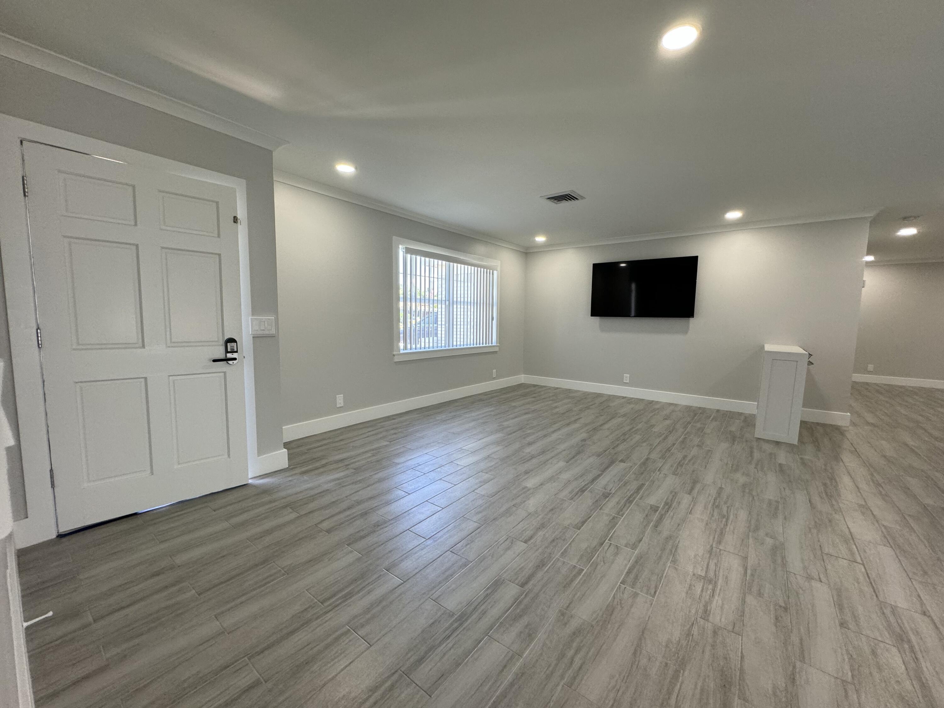 202 Windsor Road West Jupiter, FL 33469 - Photo 5 of 27 Living Room