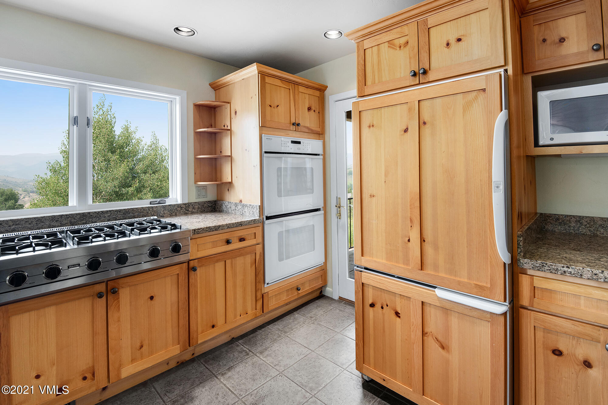 683 Eagle Crest Road Edwards, CO 81632 - Photo 18 of 47 a kitchen with stainless steel appliances granite countertop a refrigerator and a stove