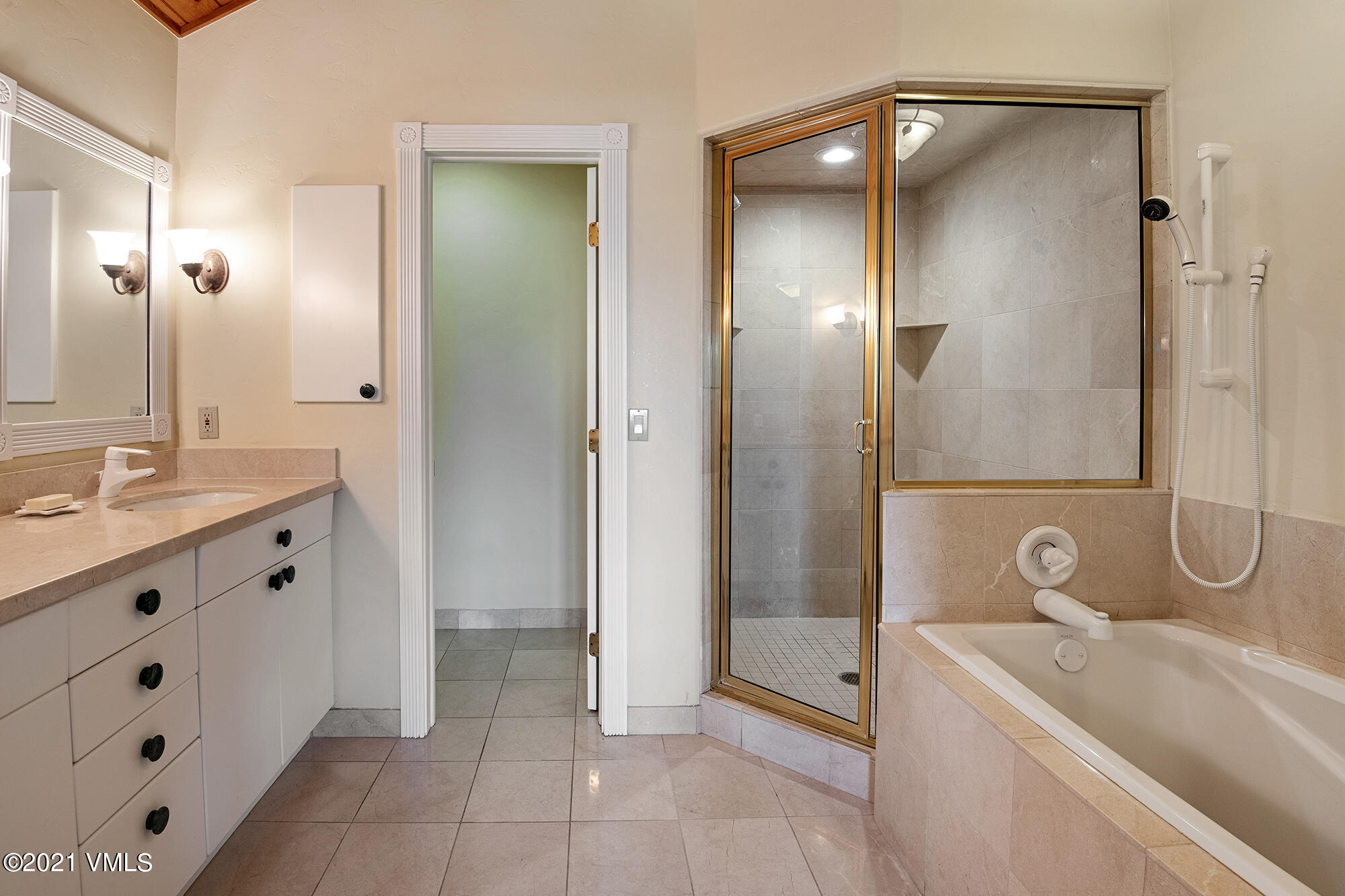 683 Eagle Crest Road Edwards, CO 81632 - Photo 31 of 47 a bathroom with a tub sink and mirror