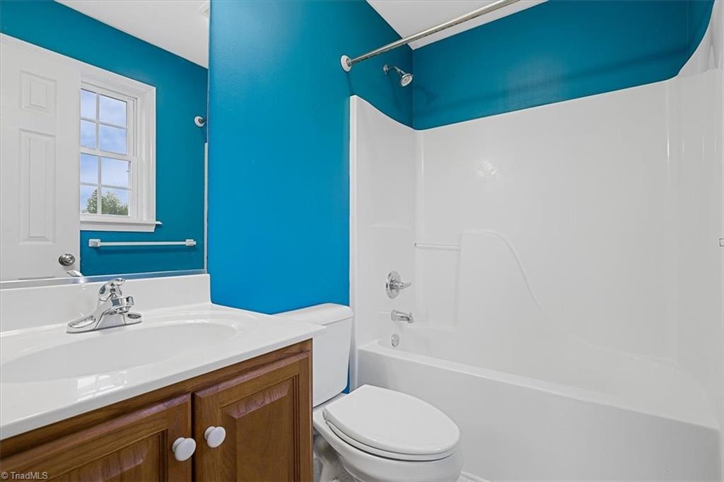 580 Bobcat Road Summerfield, NC 27358 - Photo 27 of 44 En suite bath in Primary bedroom