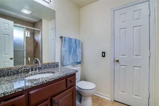 a view of a house with backyard and porch