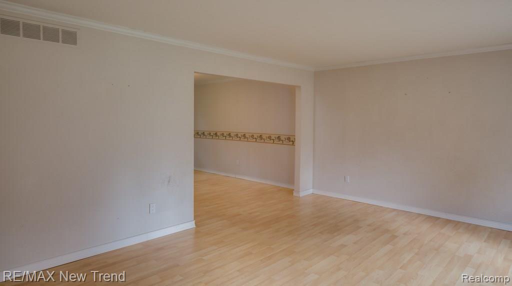 35962 Fredericksburg Road Farmington Hills, MI 48331 - Photo 4 of 21