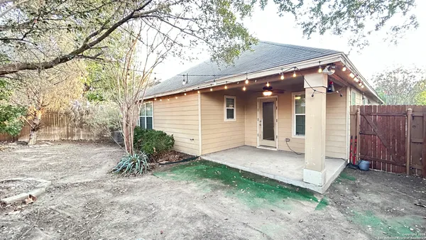 a view of a house with backyard