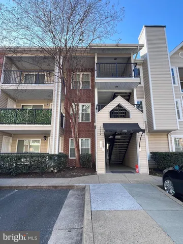$1,900 | 3312 Wyndham Circle, Unit 204, Alexandria, VA 22302