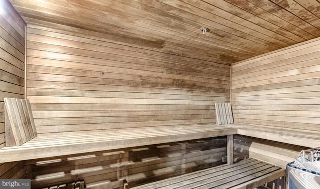 $1,900 | 3312 Wyndham Circle, Unit 204, Alexandria, VA 22302