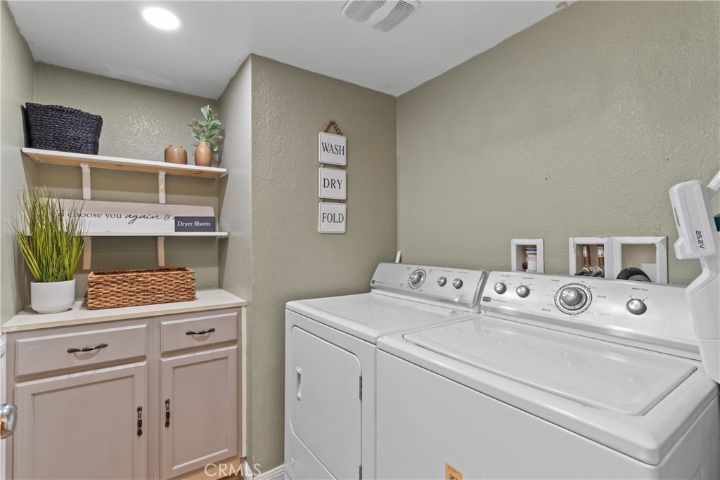 2614 Bellevue Way Palmdale, CA 93550 - Photo 8 of 28 a utility room with dryer and washer