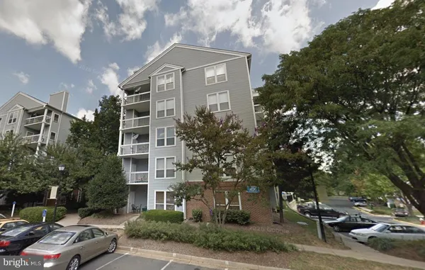 $300,000 | 3176 Summit Square Drive, Unit 4A2, Oakton, VA 22124