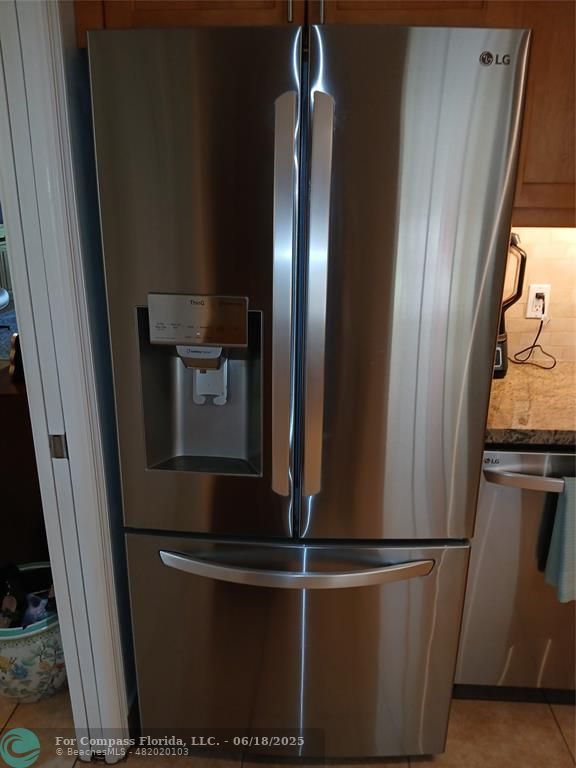 907 Cypress Terrace, Unit 104 Pompano Beach, FL 33069 - Photo 28 of 40 a close view of refrigerator and window