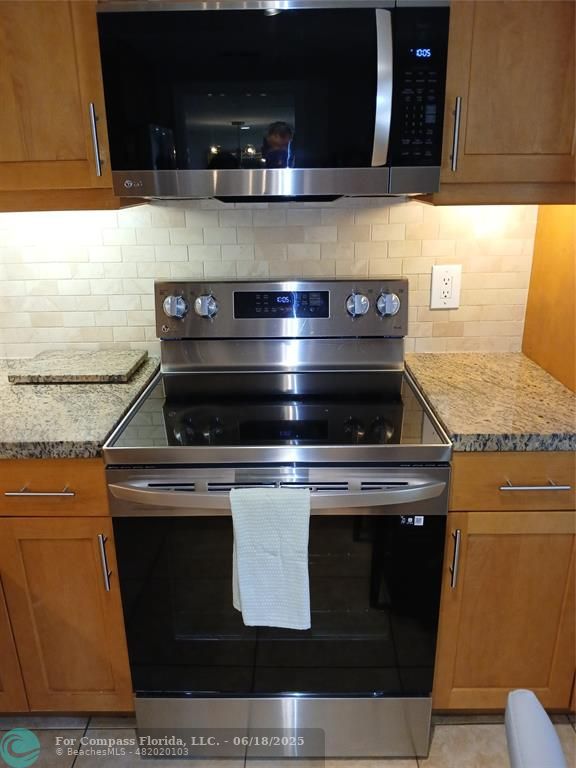 907 Cypress Terrace, Unit 104 Pompano Beach, FL 33069 - Photo 29 of 40 a stove top oven sitting inside of a kitchen