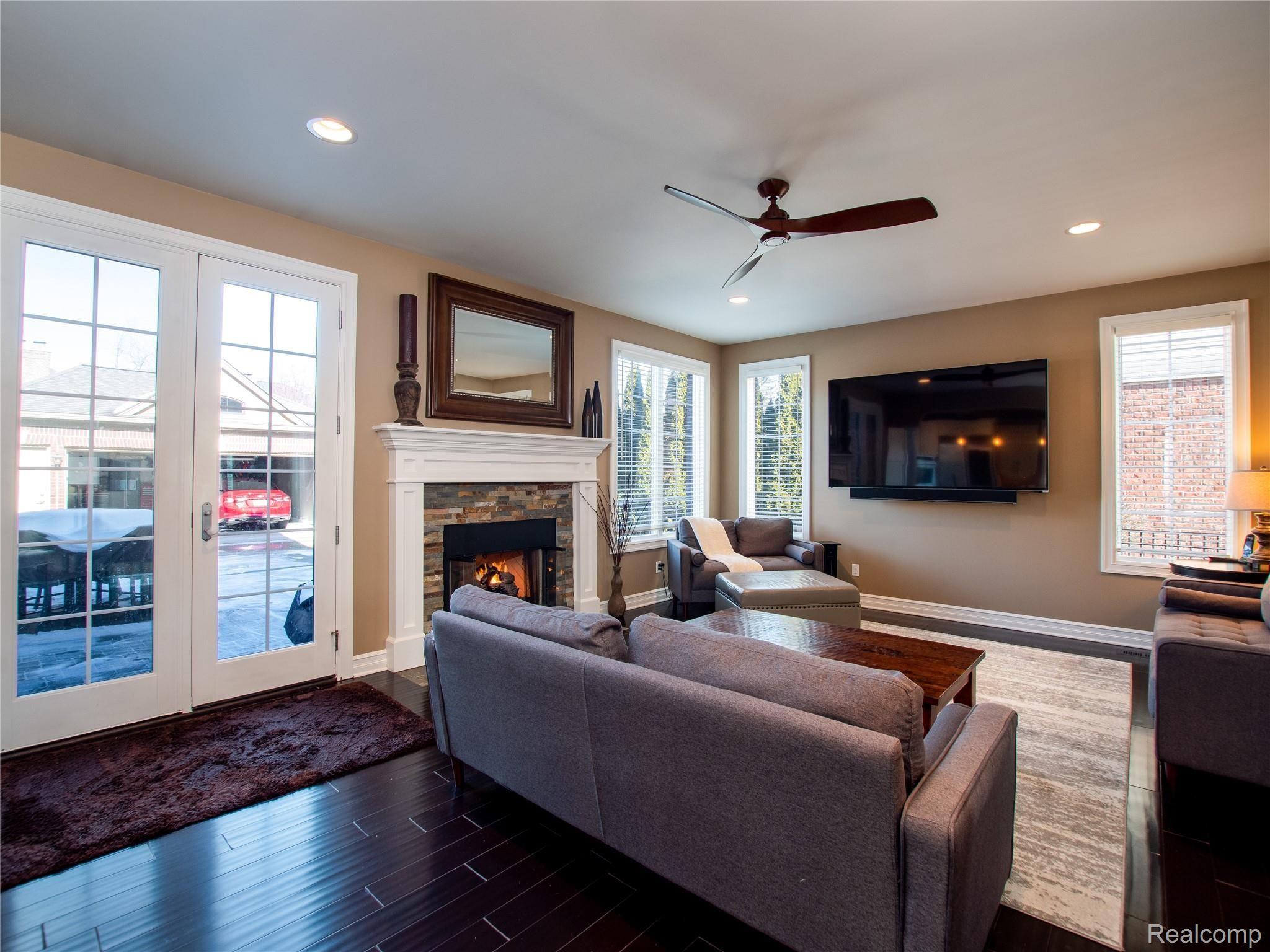 330 Woodward Avenue Rochester, MI 48307 - Photo 8 of 39 330 Woodward-22.jpg