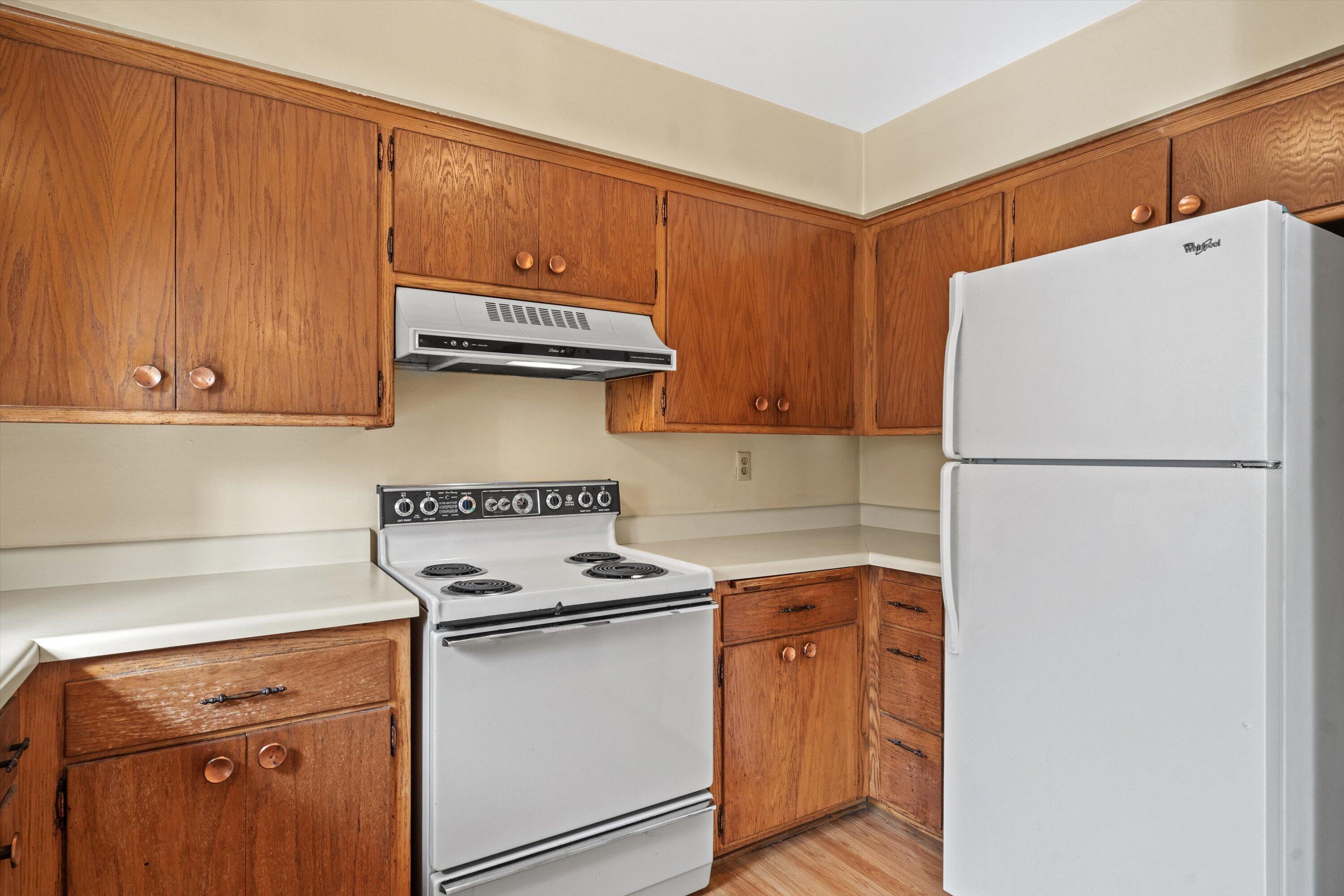 9903 Beloit Road, Unit F10 Milwaukee, WI 53227 - Photo 8 of 30 08-Kitchen