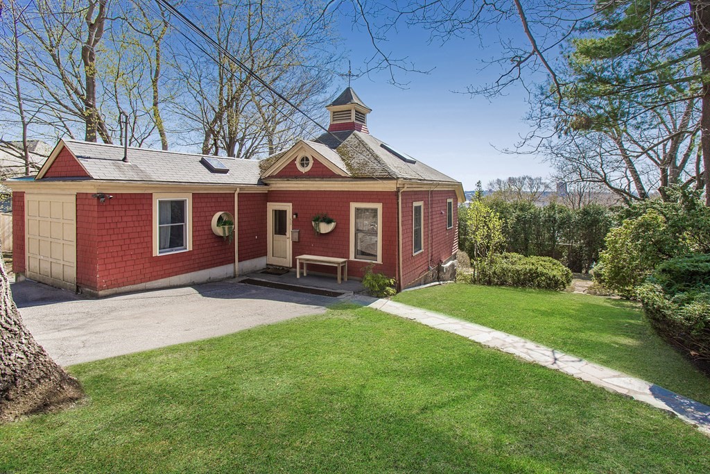 a view of a yard in front of a house