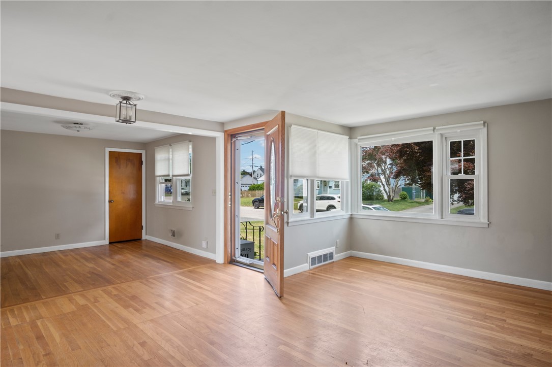 33 Bedford Road Cranston, RI 02910 - Photo 3 of 20 Gallery Image 3