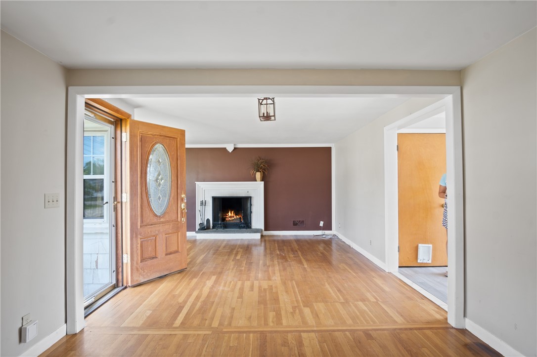 33 Bedford Road Cranston, RI 02910 - Photo 5 of 20 Gallery Image 5