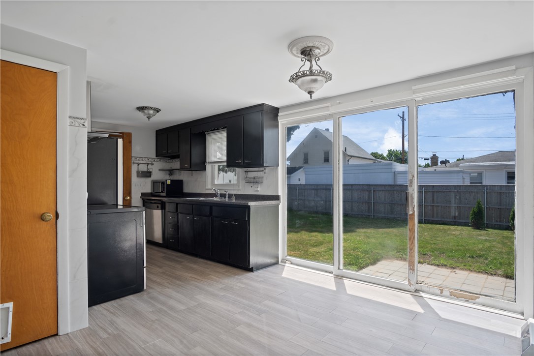 33 Bedford Road Cranston, RI 02910 - Photo 6 of 20 Gallery Image 6