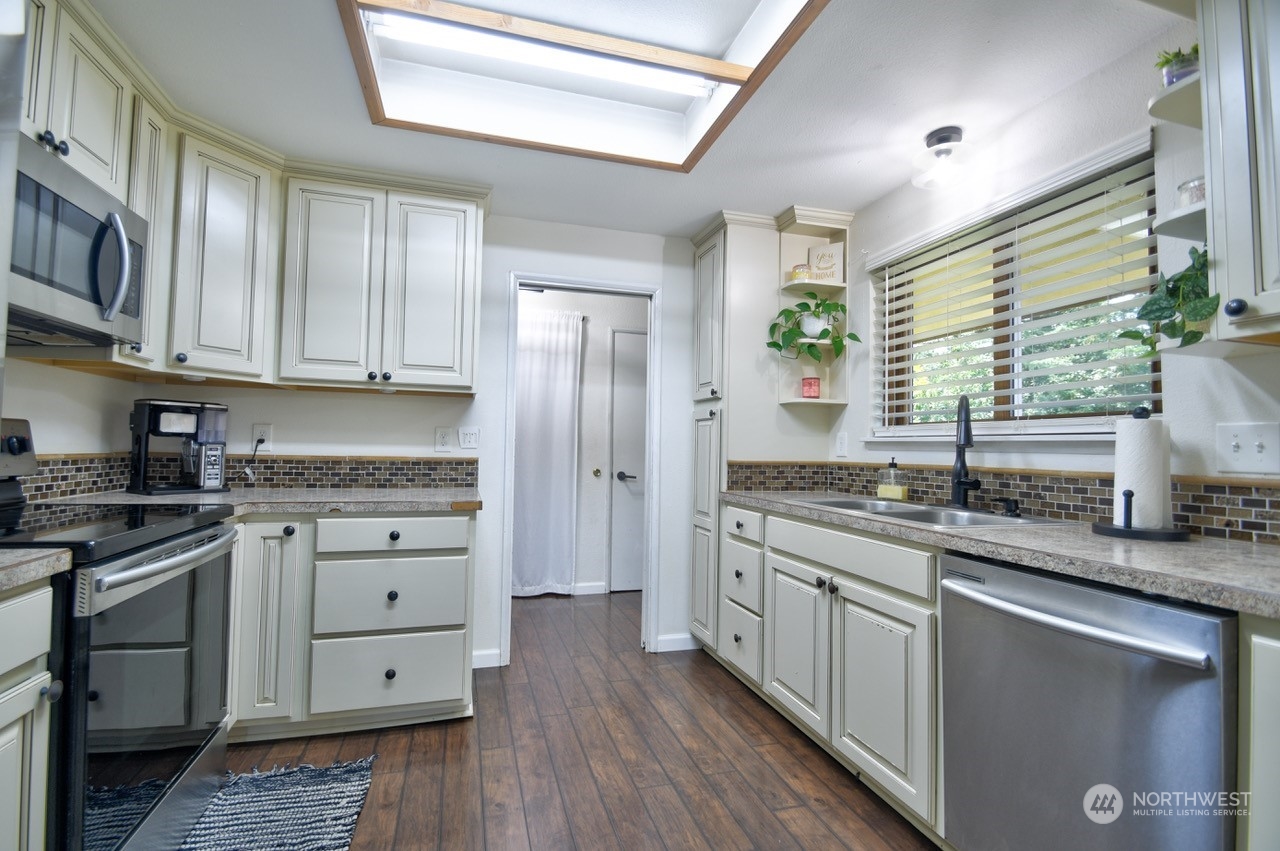 3110 Zenkner Valley Road Centralia, WA 98531 - Photo 12 of 40 a kitchen with stainless steel appliances granite countertop a stove and a sink
