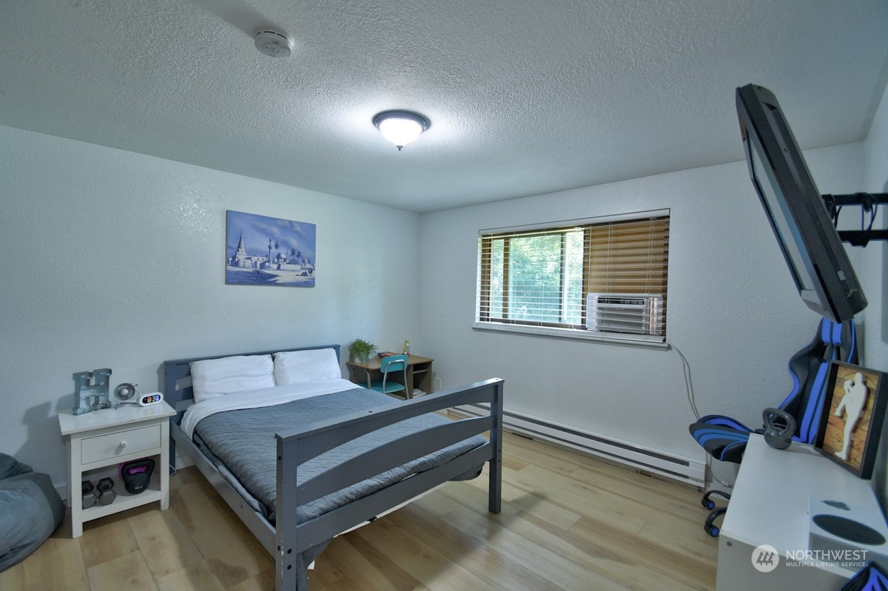 3110 Zenkner Valley Road Centralia, WA 98531 - Photo 15 of 40 a bedroom with a bed and a desk