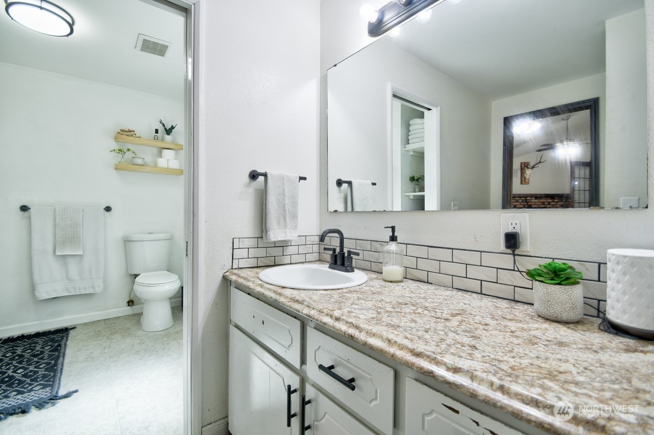 3110 Zenkner Valley Road Centralia, WA 98531 - Photo 23 of 40 a spacious bathroom with a granite countertop sink and a mirror