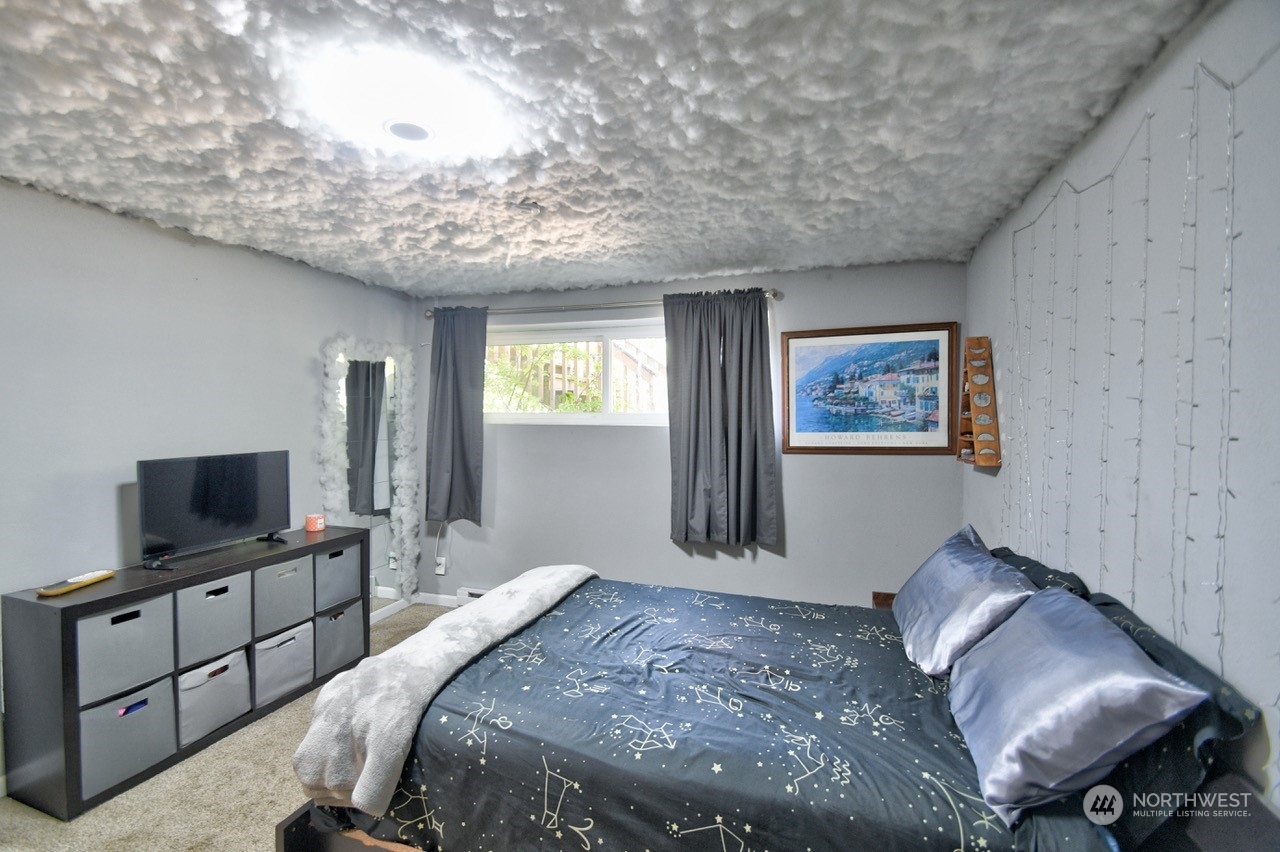 3110 Zenkner Valley Road Centralia, WA 98531 - Photo 25 of 40 a bedroom with a bed and wooden floor