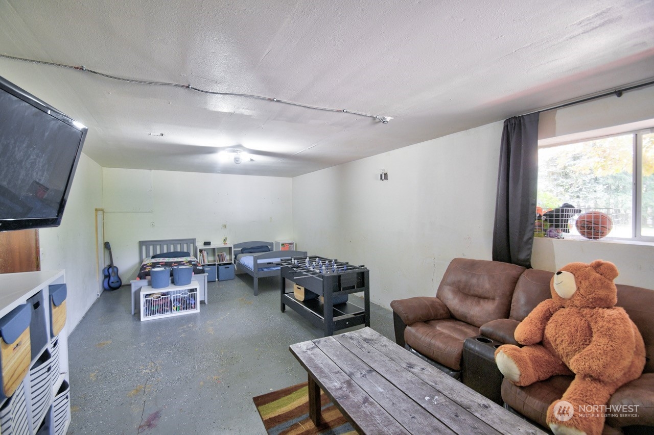 3110 Zenkner Valley Road Centralia, WA 98531 - Photo 27 of 40 a living room with furniture and a window