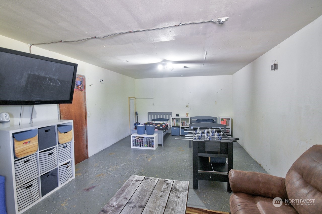 3110 Zenkner Valley Road Centralia, WA 98531 - Photo 28 of 40 a living room with furniture and a flat screen tv