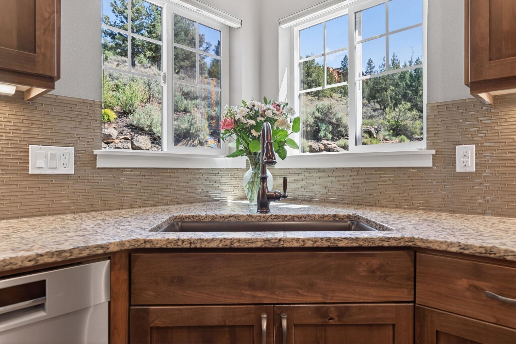 2269 Northwest Putnam Road Bend, OR 97703 - Photo 12 of 57