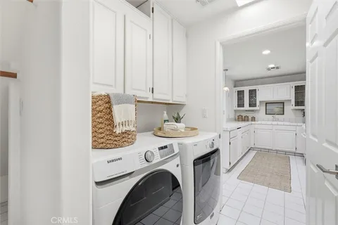 a view of kitchen with washer and dryer