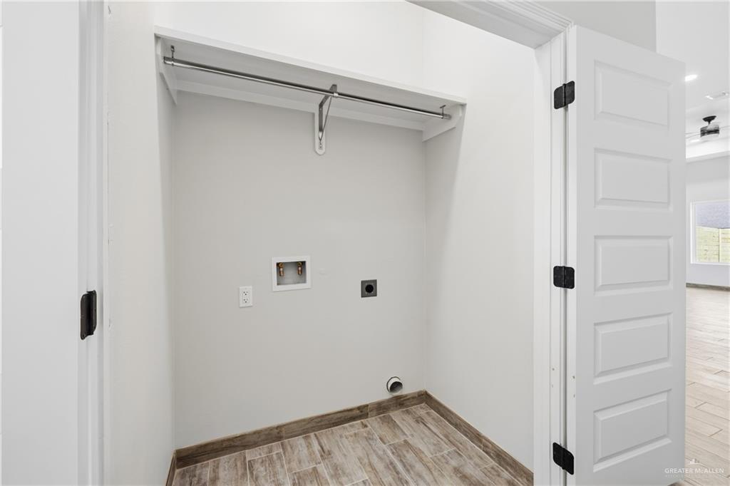 710 West 25th Street Mission, TX 78574 - Photo 10 of 15 a view of a hallway