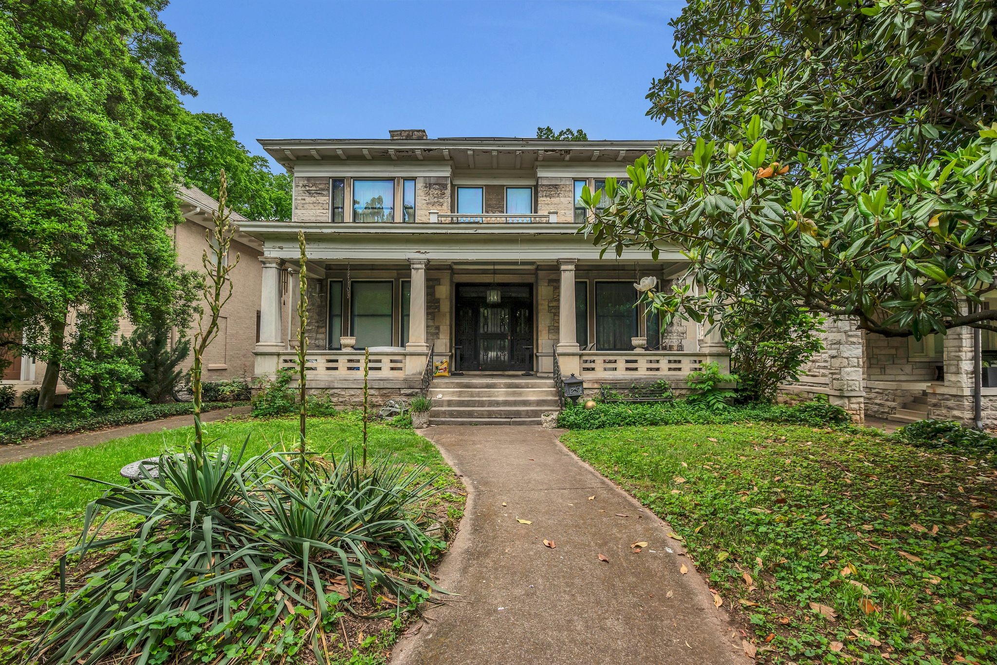 3818 Richland Avenue Nashville, TN 37205 - Photo 4 of 13 a front view of a house with garden and porch