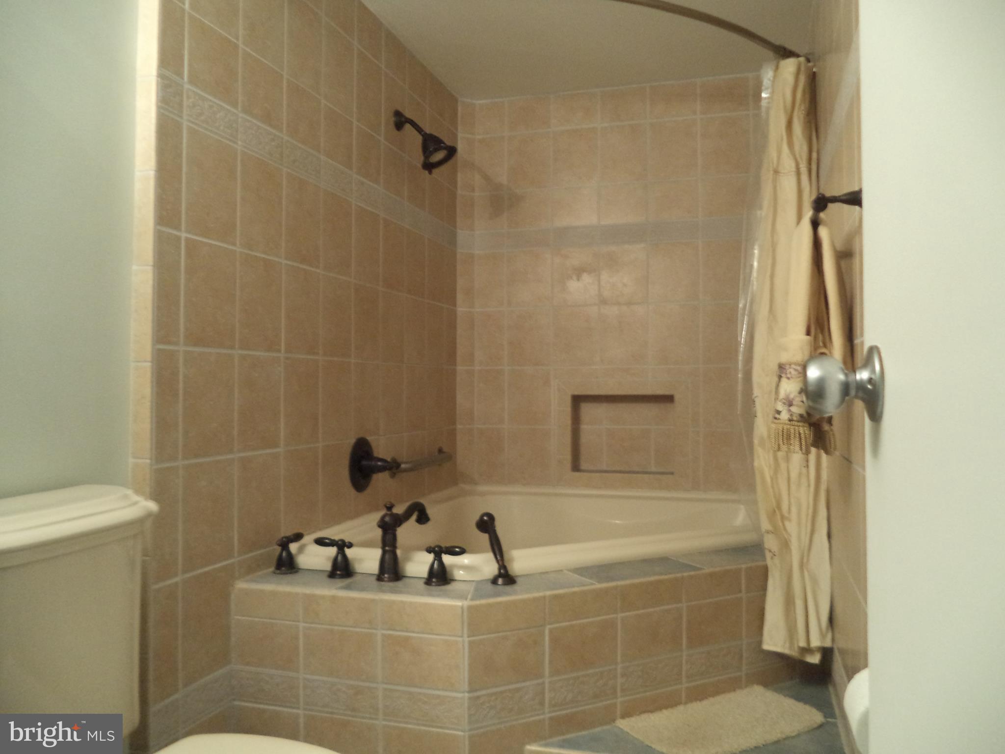2200 Maple Road Baltimore, MD 21219 - Photo 21 of 25 Tub and Shower