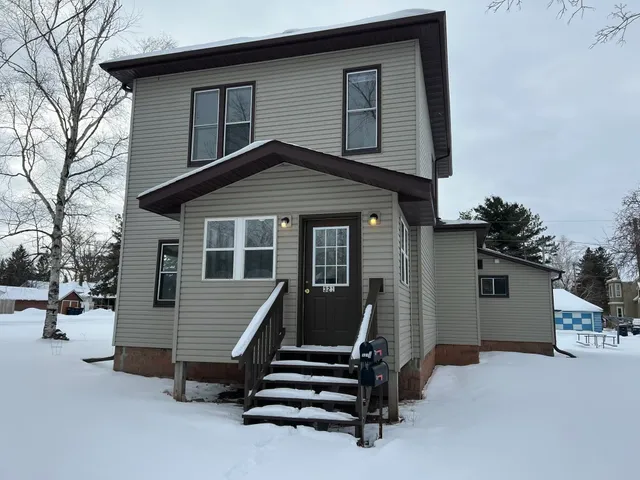 $1,300 | 321 5th Avenue East, Ashland, WI 54806