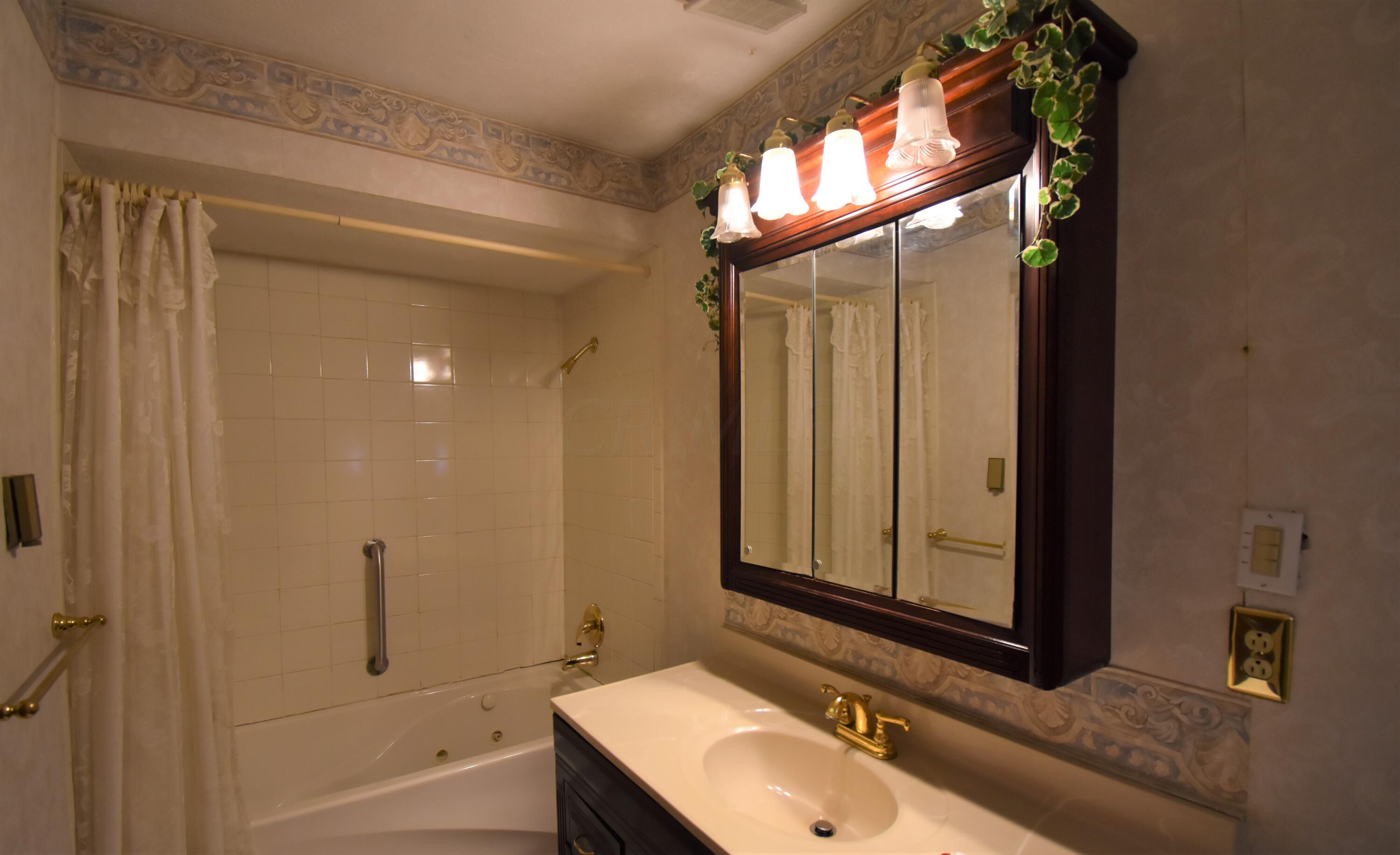 428 Coover Road Delaware, OH 43015 - Photo 24 of 41 Owner's Bathroom