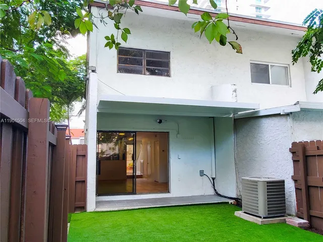 $2,300 | 1901 Northwest S River Drive, Unit 61F, Miami, FL 33125