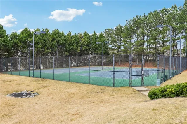 a view of a backyard