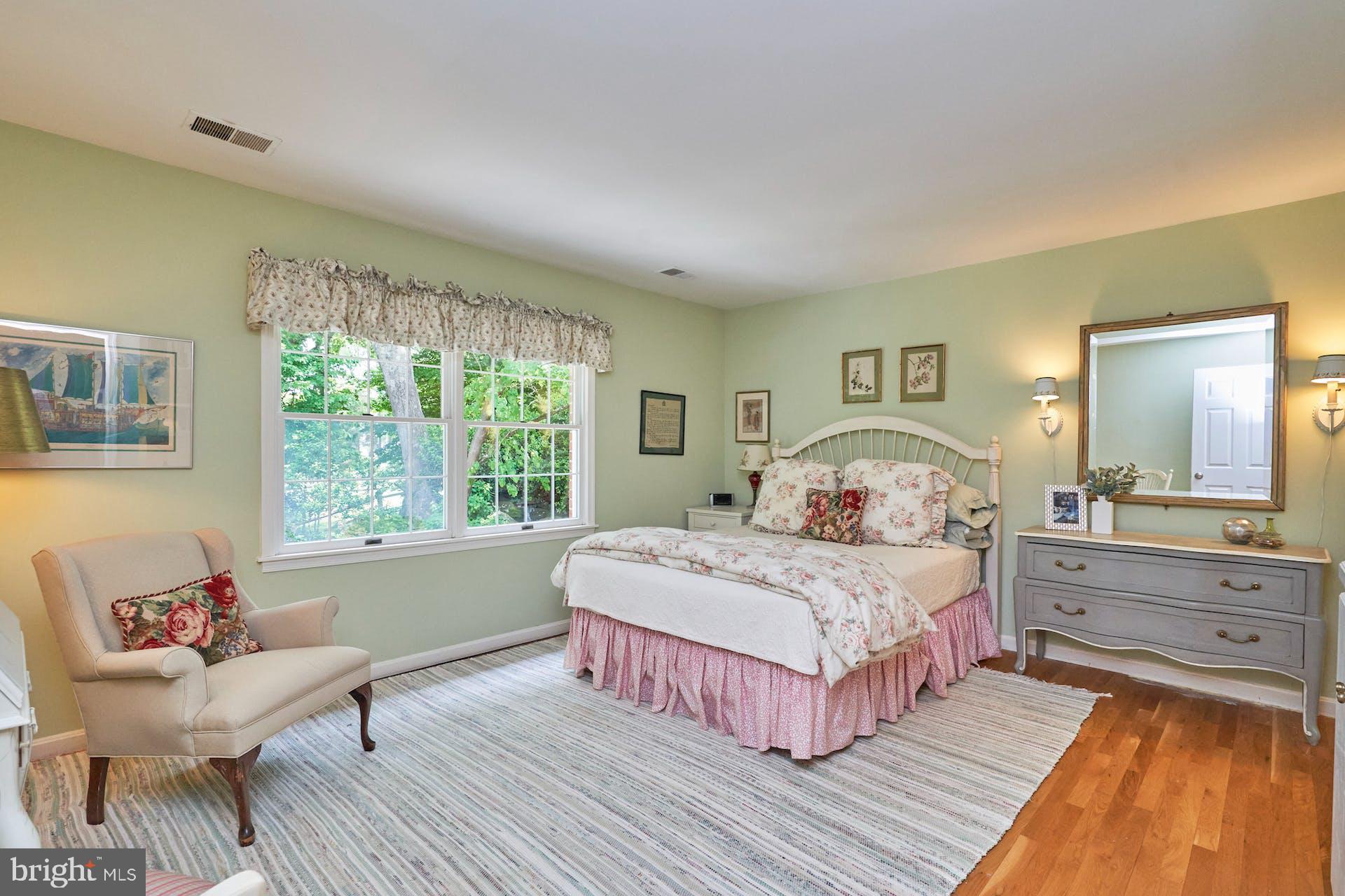 1235 Aldebaran Drive McLean, VA 22101 - Photo 43 of 71 Bedroom #4 w/double reach-in closet. Built-ins.