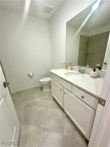 a white bath tub sitting next to a white toilet