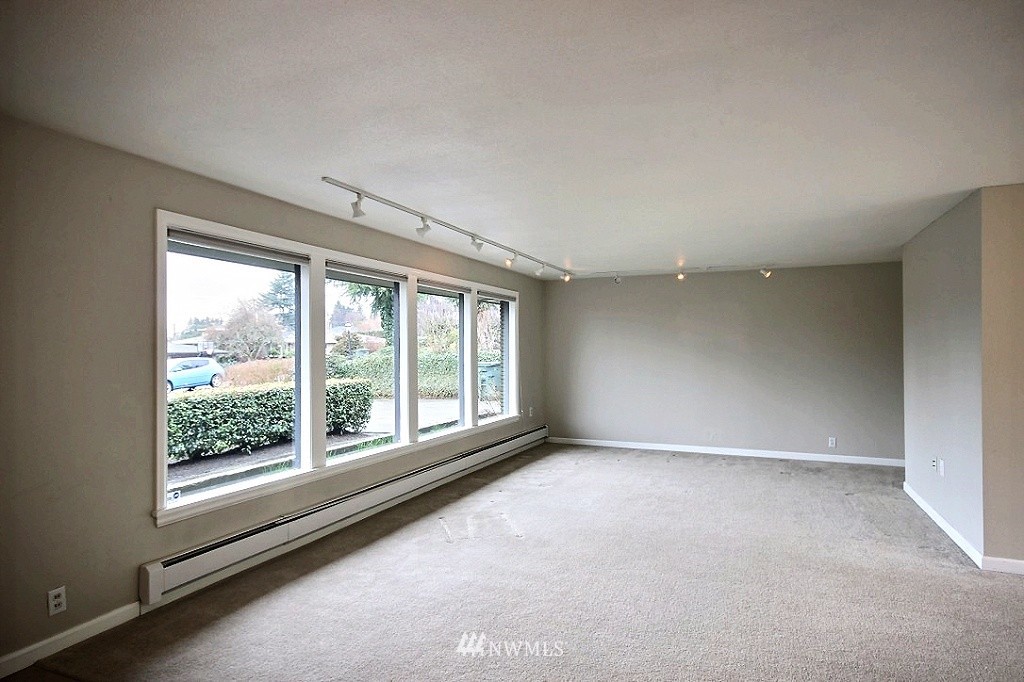 924 Sunset Way Bellevue, WA 98004 - Photo 12 of 17