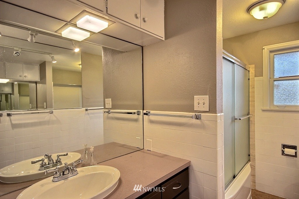 924 Sunset Way Bellevue, WA 98004 - Photo 13 of 17
